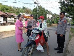 Kompak Polsek Menyuke Dan Ibu Bhayangkari Bagi-Bagi Takjil