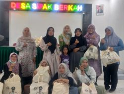 Bulan Berkah, Kades Sipak Bersama Ketua PKK Fajariani Suryadinata Bagikan Bingkisan Sembako