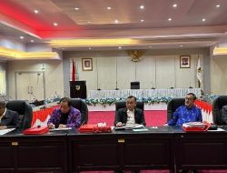 Asisten Adm. Pembangunan Setda Prov. Sulteng Dr.Rudy Dewanto selaku Ketua Tim Seleksi Jabatan Tinggi Pratama, Lakukan Seleksi Pemaparan Makalah dan Wawancara