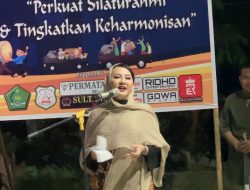 Karolin Rayakan Malam Takbiran Bersama Umat Muslim Ngabang