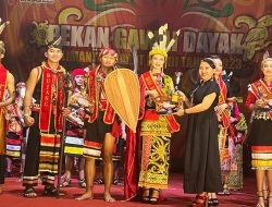 Karolin Hadiri Pemilihan Bujang dan Dara Gawai Dayak 2023