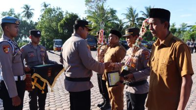Kapolres Pijay berikan tropi dan penghargaan kepada pemenang lomba Pos Kamling terbaik