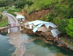 Longsor di Samosir, 2 rumah dan 2 mobil tenggelam ke Danau Toba