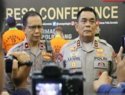 Eks Ketua DPRD Gorontalo Menangis Saat Dihadapkan Dalam Jumpa Pers Terkait Kasus Narkoba