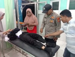 Sepeda Motor Tabrak Dump Truck Parkir di Pinggir Jalan, Pengendara Tak Sadarkan Diri.