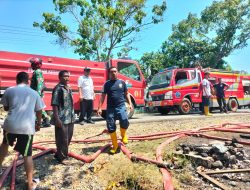Polsek Bersama Warga Serta Petugas Damkar Bantu Padamkan Kebakaran Rumah di Pijay