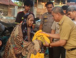 Kunjungi Lokasi Kebakaran di Keera, Amran Mahmud Semangati Korban