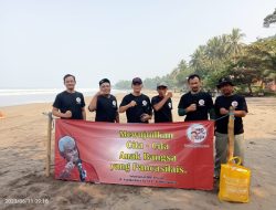 Peduli Lingkungan Hidup Relawan Pro GP Bersihkan Sampah di Pantai Pelabuhan Ratu