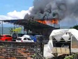 Bersama Warga Personel Polsek Ulim Padamkan Api Bengkel Yang Terbakar