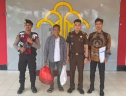 Tim Kejaksaan Negeri Landak Pindahkan Penahanan Satu Tersangka Korupsi DD