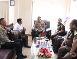 Kapolres Wajo Berikan Surprise Dan Ucapan Selamat Kepada Kejari Wajo Di Hari Bhakti Adyaksa ke 63,