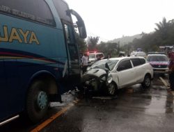 Gagal nyalip, Datsun seruduk bus pariwisata di Toba, 1 tewas