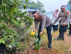 Polsek Pontianak Barat Tanam Pohon Serentak