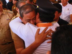 Penuh Haru, Amran Mahmud Peluk Erat Andi Sudirman Sulaiman di Apel Perpisahan