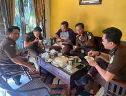Kajari Wajo Ramdoni, SH,MH Bersama Jajarannya Sambangi Ketua PWI Wajo Di Rumah Kediamannya Jalan Makmur Siwa
