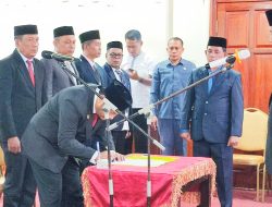 PJ. Bupati Bireuen Lantik Zamzami Sebagai Sekdis Pendidikan Bireuen Bersama Puluhan Pejabat Lainnya.