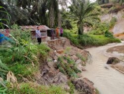 Akibat Hujan Deras, 4 Rumah Warga Desa Sikalondang Terancam Ambruk