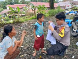 Bhabinkamtibmas Serahkan Bantuan Baju seragam Sekolah Terhadap Siswa kurang Mampu