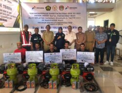 Bersama Legislator Senayan, Bupati Wajo Serahkan Bantuan Paket Konvensi BBM ke BBG untuk Nelayan dan Petani