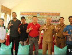 Pj. Bupati Landak Serahkan Bantuan Benih Padi Kepada Poktan Sengah Temila