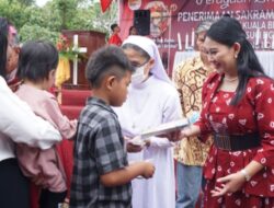 Hadir Perayaan Ekaristi, Karolin Serahkan Buka Dan Alat Tulis Untuk Anak Gereja Santo Yakobus Kuala Behe