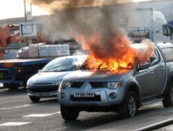 Mobil terbakar di Ringroad Medan, terdengar suara ledakan