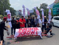 Luapkan Rasa Kecewa Sejumlah Warga Jogja Pasang Pocong Bertuliskan Gibran