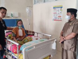 Ketua Komisi II DPRD Wajo, Kunjungi Istri Wakil Ketua PWRI di RSUD Lamaddukkelleng Sengkang