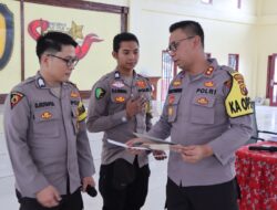 Kapolres Nias Selatan Memberikan Penghargaan Kepada Bhabinkamtibmas Yang Berprestasi.