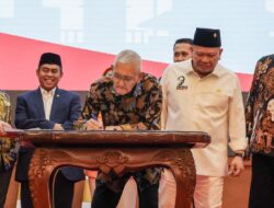 Mantan Wapres Try Sutrisno Bacakan Maklumat Kembali ke UUD 1945 sebelum Amandemen