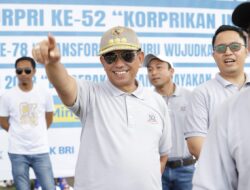 Dirangkaikan HUT PGRI dan HGN, Bupati Wajo Lepas Peserta Jalan Sehat HUT KORPRI ke-52