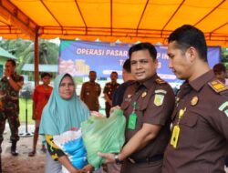 Kajari Subulussalam Pantau Penyaluran Operasi Pasar Murah Tanggap Inflasi Aceh