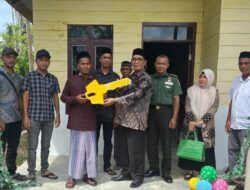 Camat Jeunib Serah Kunci Rumah Kaum Dhuafa Di Meunasah Kupula