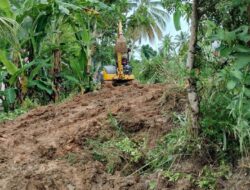 Pemdes Paya Brandan Swadaya Perbaiki Tanggul Sungai Yang Jebol