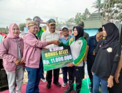 Bupati Dawam serahkan Reward kepada Atlet Berprestasi Peraih Medali Porprov Lampung Tahun 2022