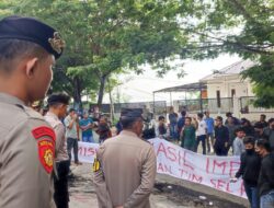 Aliansi Mahasiswa Peduli Pemilu Lakukan Aksi Unjuk Rasa Pemilu Damai DI Depan Kantor KPU Kabupaten Wajo