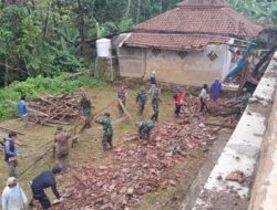 TNI Bantu Kesulitan Masyarakat Terdampak Bencana Gempa Sumedang