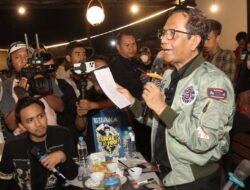 Mahfud MD Serahkan Surat Pengunduran Diri Sebagai Menkopolhukam Setelah Balik dari Aceh