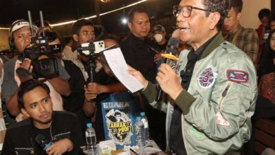 Mahfud MD Serahkan Surat Pengunduran Diri Sebagai Menkopolhukam Setelah Balik dari Aceh