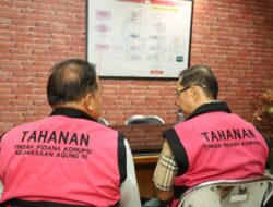 Penyerahan Tersangka dan Barang Bukti Perkara Komoditas Timah ke Kejari Jakarta Timur
