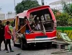 Saling kejar saat cari penumpang, angkot tabrak pick-up parkir di Medan