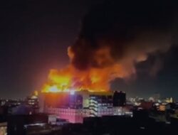 Kebakaran Hebat Melumat Glodok Plaza