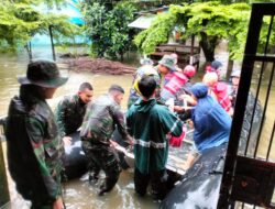 Pasukan Yonko 466 Kopasgat Bantu Evakuasi Warga Makassar Terdampak Banjir