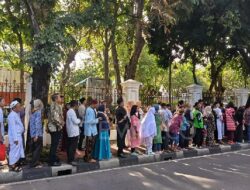 Rela Mengantri Sejak Pagi, Masyarakat Antusias Ikuti Open House Presiden Prabowo
