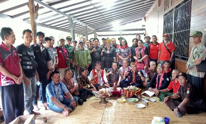 17 Timanggong Binua Sahkan Pengurus Dewan Adat Dayak Kecamatan Sengah Temila  Periode 2025-2030 - Strategi News