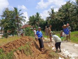Warga dan Kepala Desa Basoka Bersihkan Jalan demi Desa yang Lebih Tertata