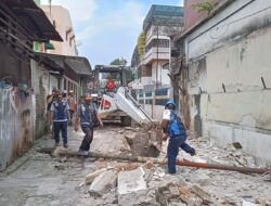 Pemko Medan bongkar paksa 2 bangunan liar pakai alat berat