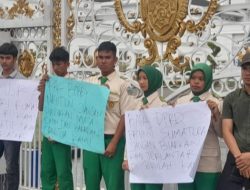 Bangunan SMK digusur demi Sekolah Rakyat, siswa demo di Kantor Gubsu