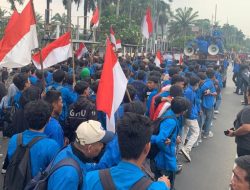 Demo di DPR, Mahasiswa dan Massa Menentang Fasilitas dan Tunjangan Mewah Anggota DPR