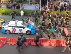 Demo di Polda Metro Jaya Ricuh, Mahasiswa Rusak Mobil Patroli